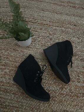 BLACK LACE UP WEDGE BOOTIES
